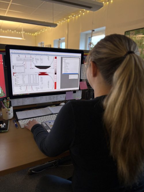 Ellinor sitter och jobbar med prepress framför datorn