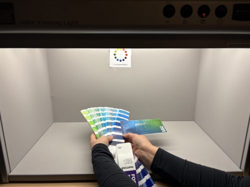 prepress arbete - Ellinor tittar på färgprover