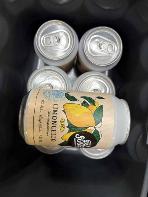 Lageret er fylt opp av anonyme, tomme bokser som venter på merking, slik at produktet får sin egen identitet.
