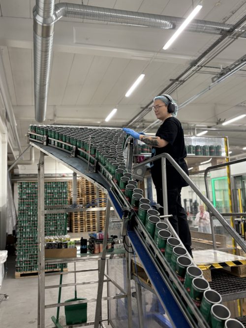 Tomme bokser klare til å sendes videre mot neste trinn i produksjonslinjen.