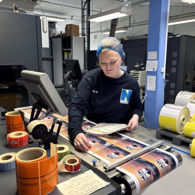 Matilda ser över etiketter